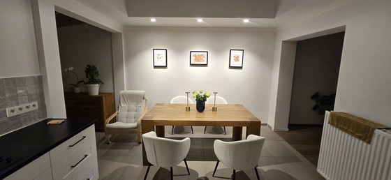 Image 1 of Tavolo da pranzo solido per 4-6 persone