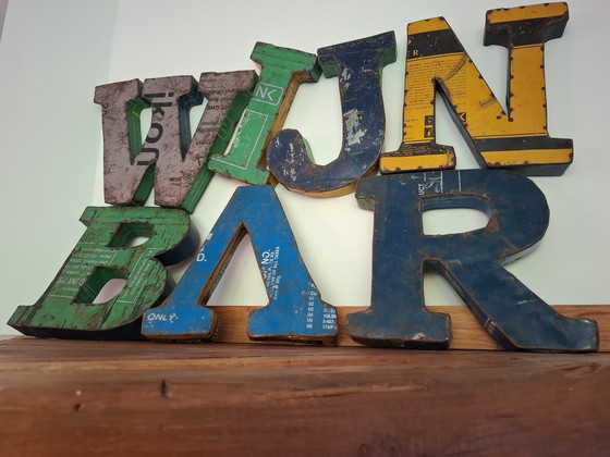 Image 1 of Lettere decorative in latta con la scritta "WINE BAR"
