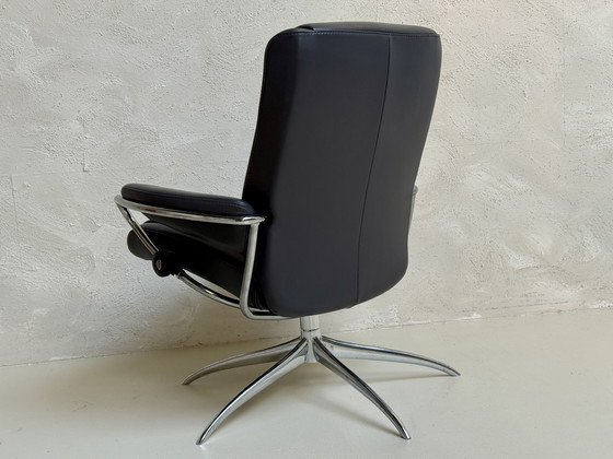 Image 1 of Stressless Paris Sessel mit niedriger Rückenlehne inkl. Fußhocker