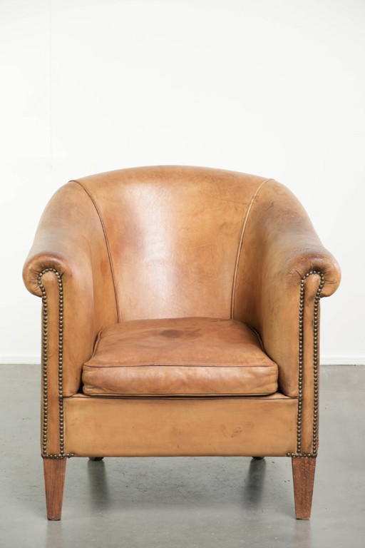 Karaktervolle schapenleren clubfauteuil in een lichte cognac kleur afgewerkt met siernagels – Leather (photo 2 of 13)