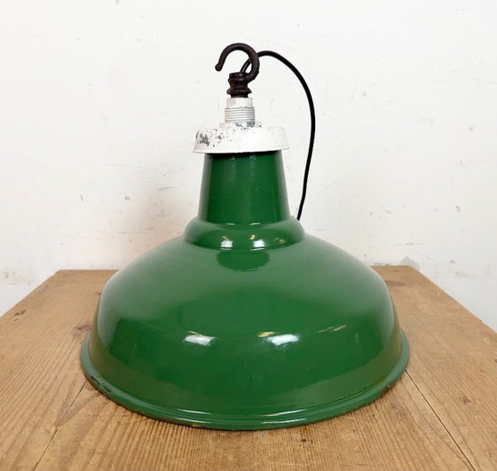 Image 1 of Industriële Britse groene emaille fabriekshanglamp, jaren 60