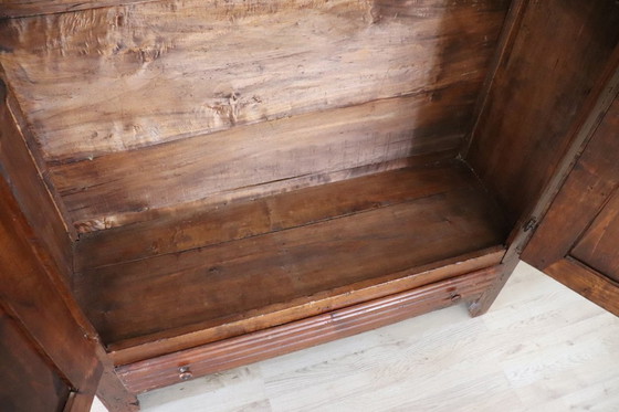 Image 1 of Antico armadio in legno di pioppo massiccio, Italia XIX secolo