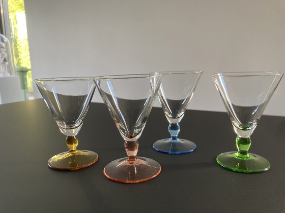 Image 1 of Vier französische Schnapsgläser, Mid Century (1950er Jahre), mit farbigem Sockel
