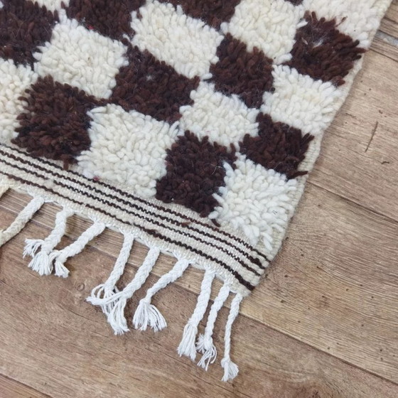 Image 1 of Tappeto da corridoio berbero in lana – Motivo a scacchi marrone ed écru tessuto a mano (153 × 63 cm)