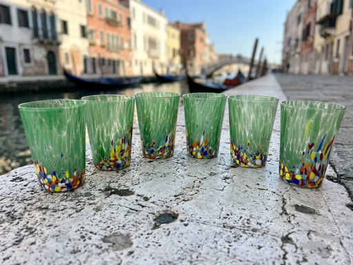 Set di 6 bicchieri in vetro soffiato veneziano con graniglia colorata di Murano, diametro 9 cm, hand made in italy.