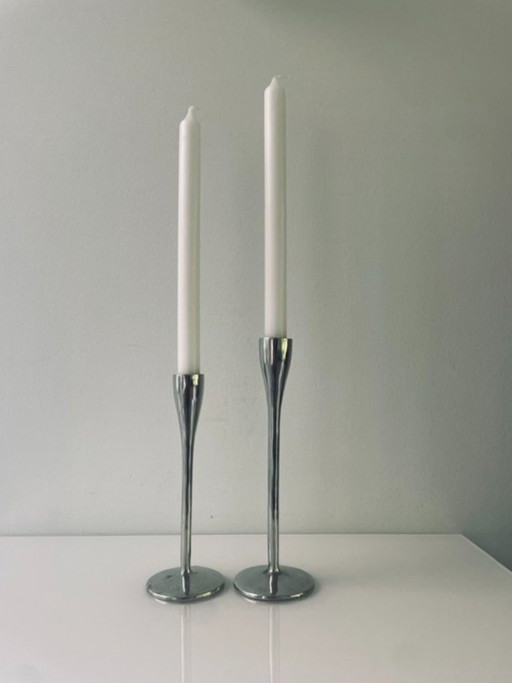 Juego de 2 portavelas de aluminio con diseño especial – Diferentes alturas