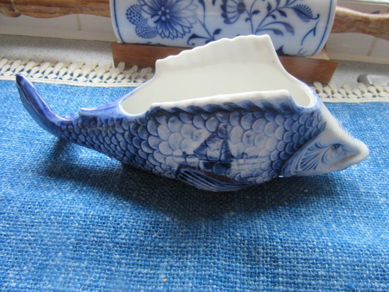 Image 1 of Oud Delfts keramisch beeldje van een blauw-witte vis, decoratief object, vintage