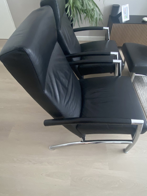 Image 1 of Dos sillones Leolux y un puf Helical con tapizado de piel Wapiti negra y estructura cromada.