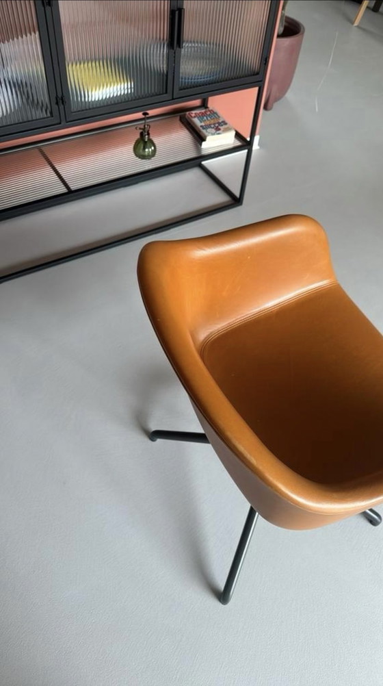 Image 1 of Sedia da pranzo con braccioli in pelle Muuto Fiber. Base girevole