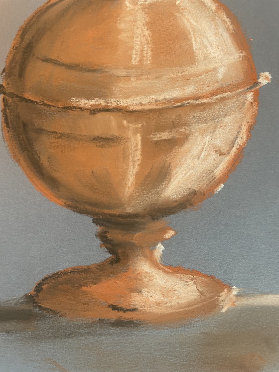 Image 1 of Scatola di caramelle in terracotta pastello su carta indaco