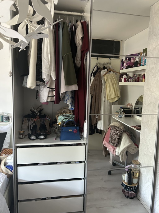 Belle armoire spacieuse ikea pax. DOIT PARTIR LE PLUS TÔT POSSIBLE