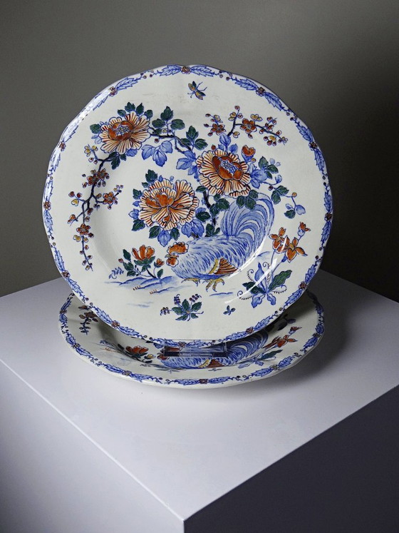 Image 1 of Par de platos antiguos de Gien, con el diseño "Gallo y Peonías", de loza, circa 1900.