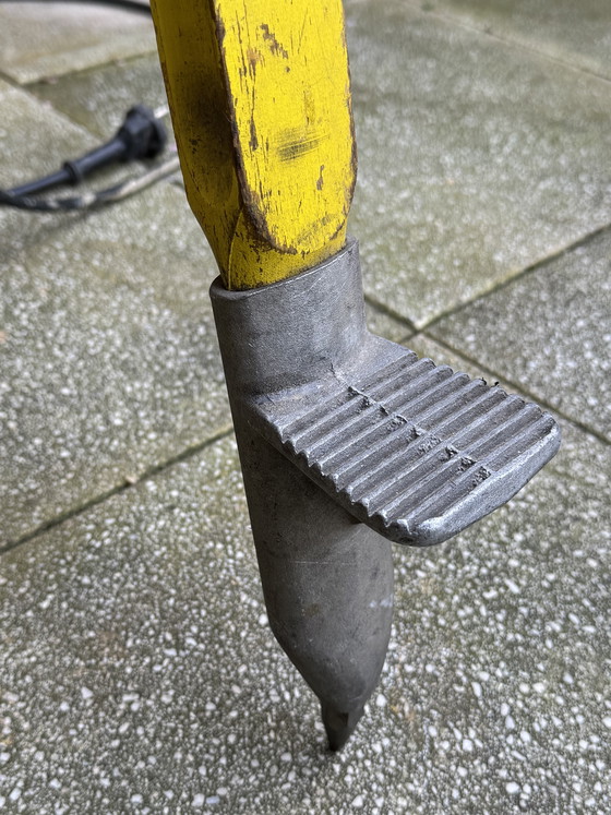 Image 1 of 💡 Lampadaire industriel chargé d'histoire | La précision suisse rencontre l'éclairage scénique néerlandais