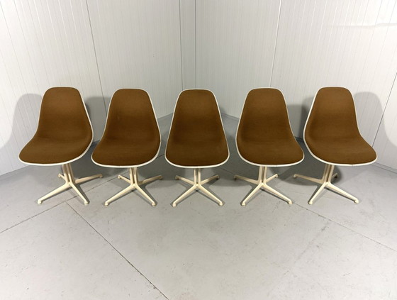 Image 1 of Cinco sillas La Fonda de Eames para Herman Miller, década de 1960.