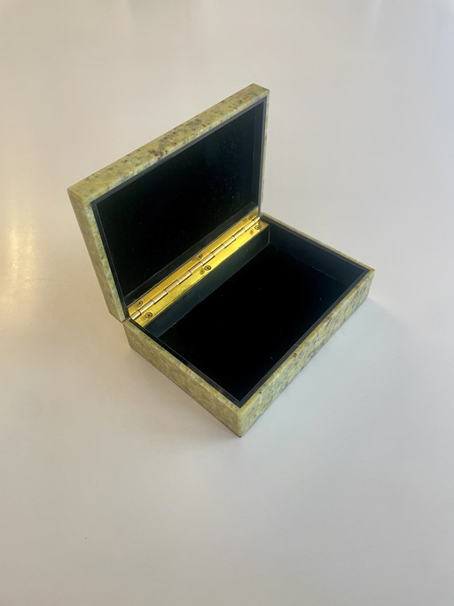 Schatulle aus gelbem Nobelserpentin 