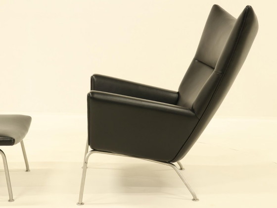 Image 1 of Poltrona Wing e pouf coordinato – CH445 e CH446 – di Hans Wegner