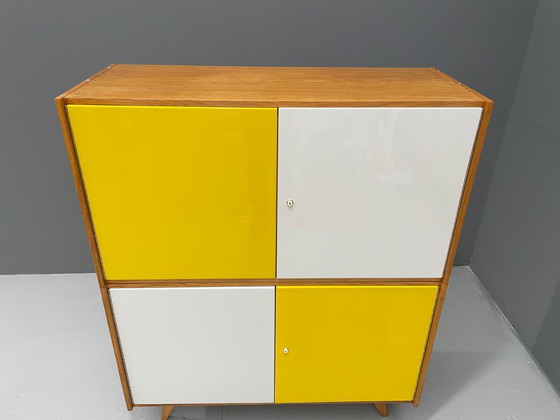 Image 1 of Armoire U-450 en placage de chêne, variante jaune et blanche, Jiří Jiroutek pour Interiér Praha, années 1960