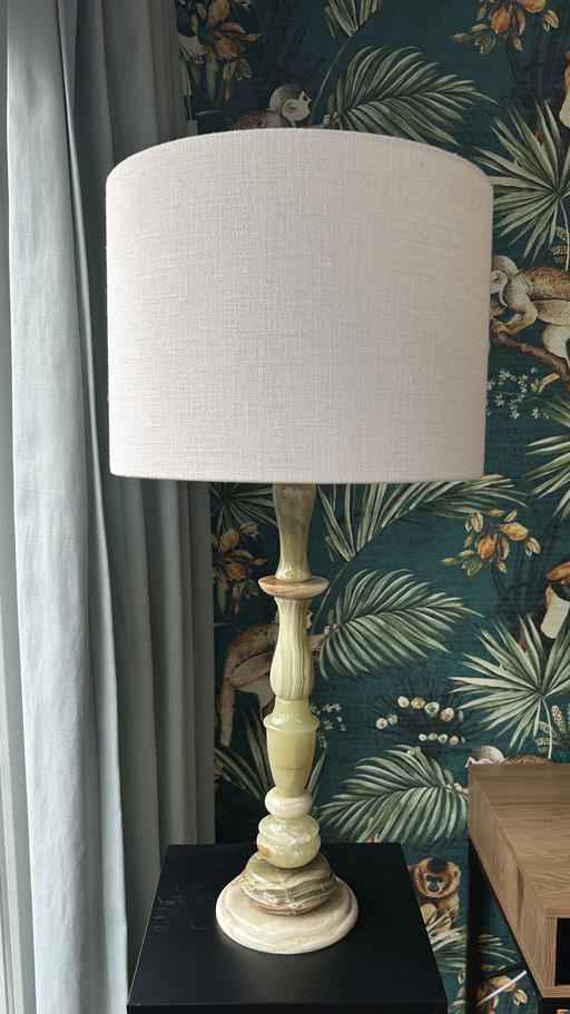 Imponente lampada da tavolo vintage realizzata in marmo onice massiccio.