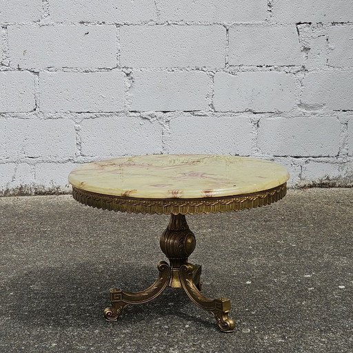 Französischer Vintage-Couchtisch aus Onyx, Marmor und Messing – Runder Marmor-Cocktailtisch im Stil Louis XV – 60er Jahre
