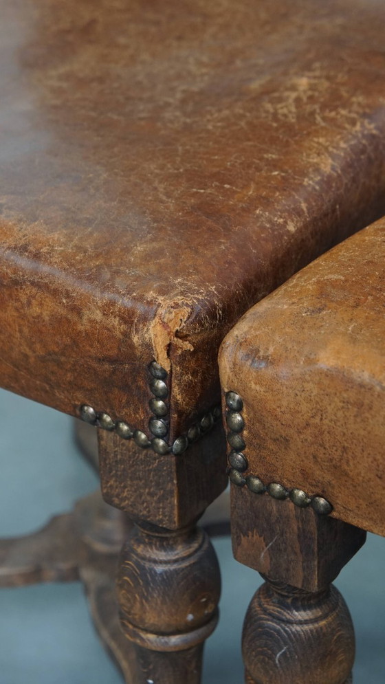 Image 1 of Satz von 2 antiken Esszimmerstühlen aus Holz und Schafsleder aus den frühen 1900er Jahren