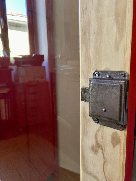 Image 1 of Kledingkast met glazen front, gemaakt van massief grenenhout.