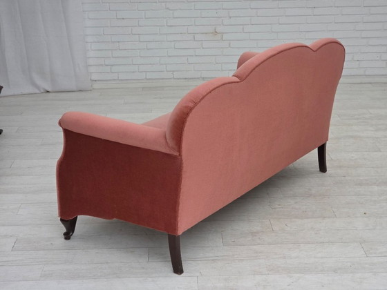 Image 1 of Canapé danois 2 places des années 1950, revêtement en velours rose saumon, pieds en chêne.