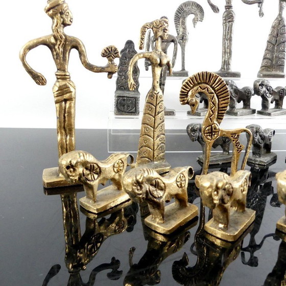 Image 1 of Pièces d'échecs minoennes en métal, conçues par Christoferus Sklavenitis, hauteur 14 cm