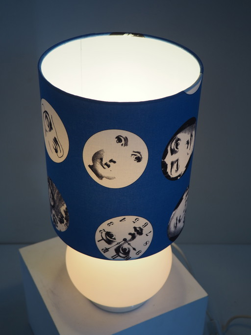 Lampe de table vintage en verre opalin/ombre Fornasetti tissu