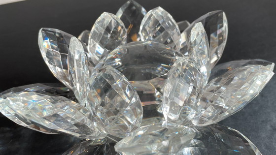 Image 1 of FLOWER Paperweight in Chiselled Crystal