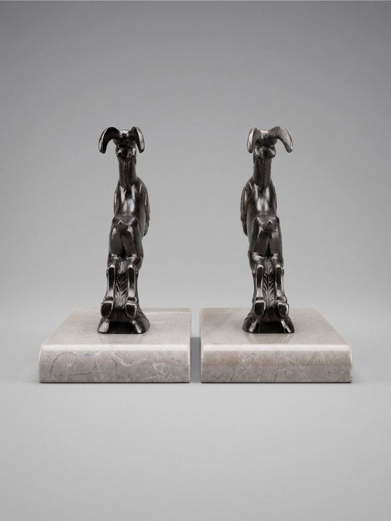 Image 1 of Serre-livres Art Déco bouquetins en régule patiné sur socle marbre taupe – paire années 1930