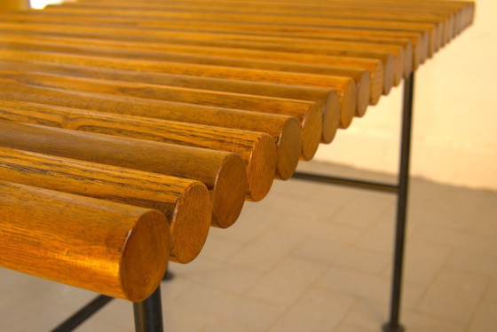 Image 1 of Un par de mesitas auxiliares italianas, únicas y de exquisito diseño arquitectónico, atribuidas a Ettore Sottsass.