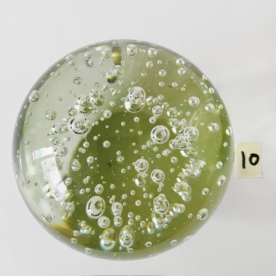 Image 1 of Presse-papier vintage en verre transparent à bulles contrôlées, 9,5 cm