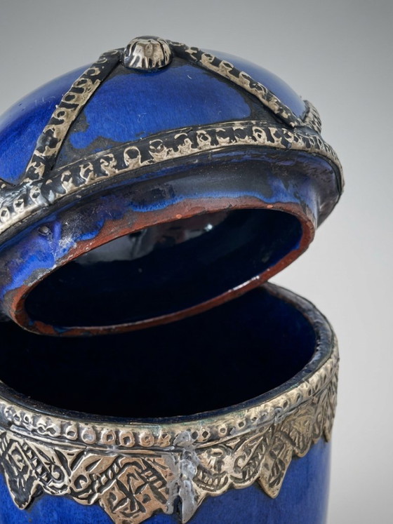 Vaso Coperto in Ceramica Blu Cobalto e Metallo Lavorato – H. 17 Cm – Oggetti decorativi, Iron (photo 4 of 7)