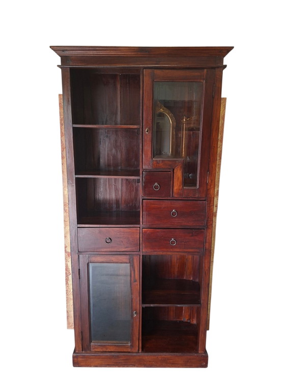 Koloniale vitrinekast, boekenkast, drankkast afm. 97x39cm en 200cm hoog. – Vitrinekasten, Glass, Metal (photo 4 of 6)