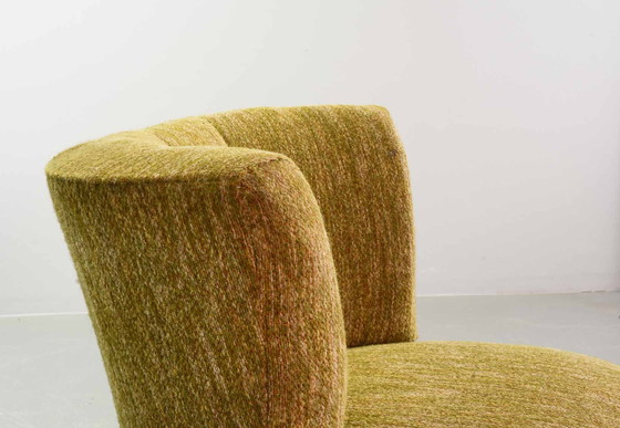 Image 1 of Fauteuil club de style hollandais avec tapisserie en laine moutarde et pieds en chêne massif. Pays-Bas, années 1950.