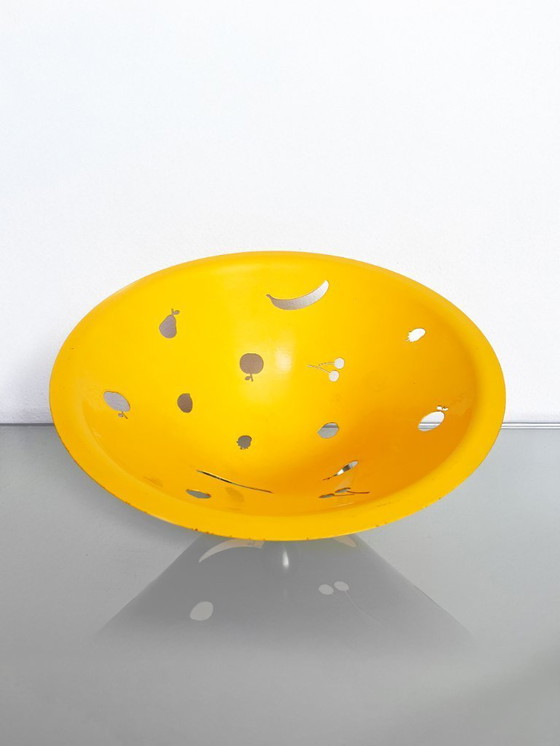 Image 1 of Coupe à fruits en métal jaune des années 80