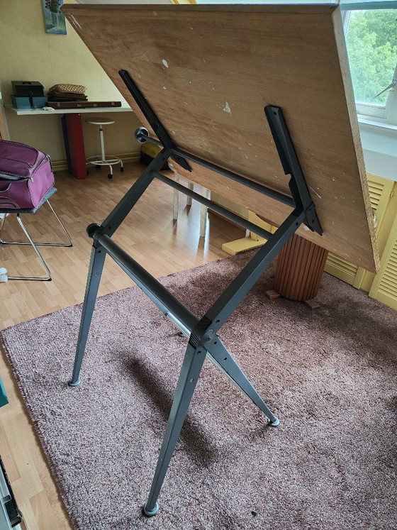 Image 1 of Friso Kramer et Wim Rietveld ont conçu la table à dessin « Reply », de la marque Ahrend.