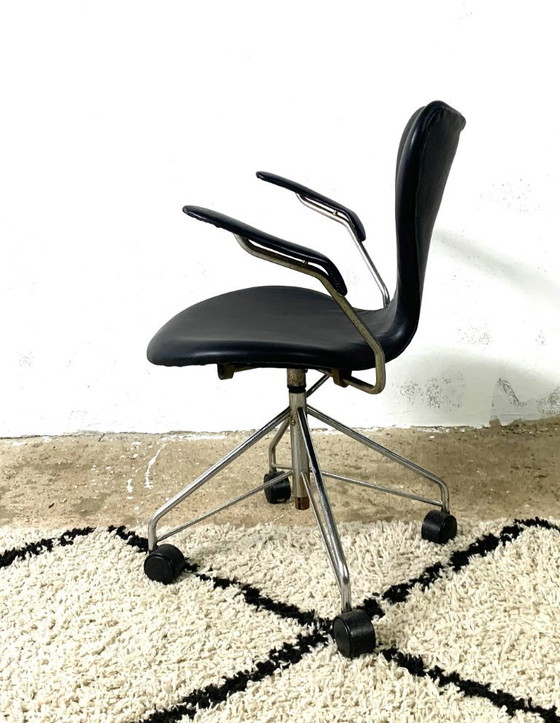 Seven Office Chair by Arne Jacobsen for Fritz Hansen, Denmark, 1960s – Swivel chairs, Leather, Vintage (photo 3 of 8)