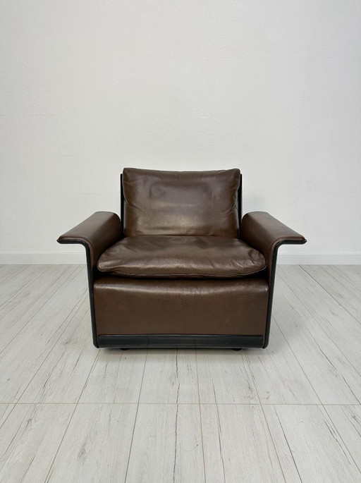 Vitsoe 620 loungestoel uit de jaren 60 van Dieter Rams – zwarte kuip en bruine leren fauteuil