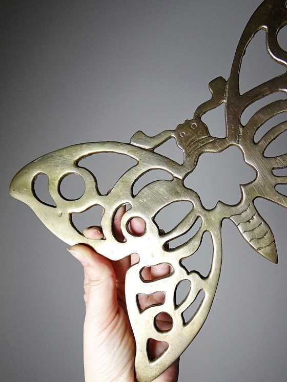 Image 1 of Sottopentola a forma di farfalla con ali aperte, in ottone traforato placcato oro, anni '60-'70