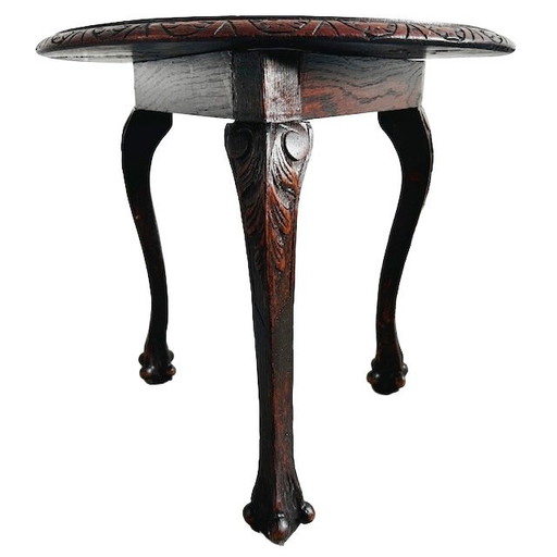 Antieke ronde bijzettafel met houtsnijwerk blad en cabriole klauwpoten 1920's
