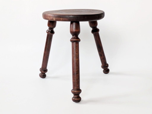 Taburete de madera de tres patas de estilo rústico francés vintage