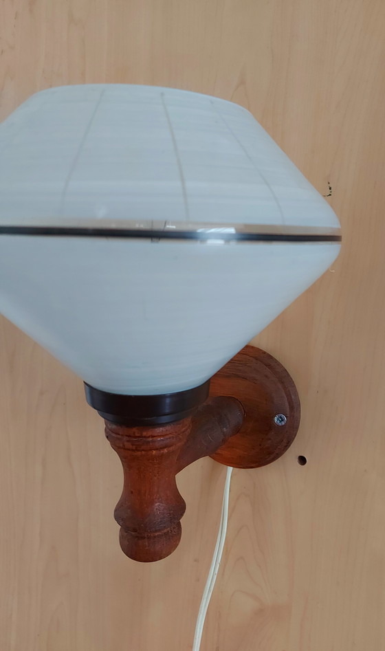 Image 1 of Vintage wandlamp hout met melkglazen kap