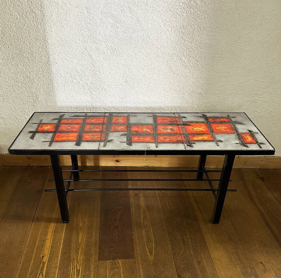 Image 1 of Couchtisch „Cloutier“ aus glasierter Lavakeramik und lackiertem Metall. Frankreich, 1970er Jahre.