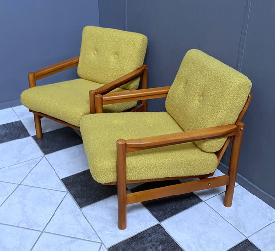 Image 1 of Set van twee fauteuils 1960S, opnieuw bekleed in okergele bouclé. Zithoogte 41 cm.