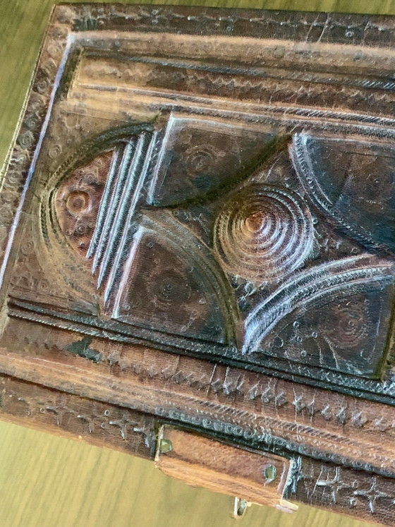 Eccezionale cofanetto antico in cuoio sbalzato, Africa Occidentale — Inizio XX secolo – Oggetti decorativi (photo 8 of 18)