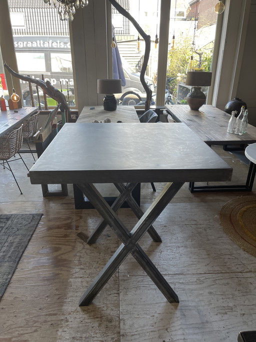 Tavolo da bar o tavolo per stare in piedi in cemento.