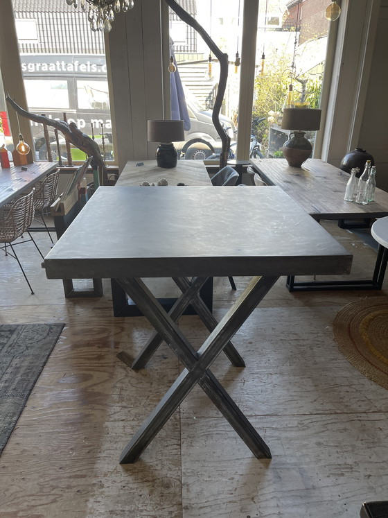 Image 1 of Tavolo da bar o tavolo per stare in piedi in cemento.