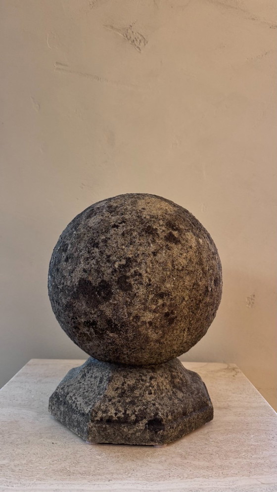 Image 1 of Puntale/palla/capolino per pilastro di cancello in pietra ricostituita, inizio XX secolo