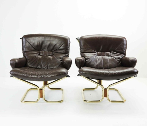 HARALD RELLING. Un par de sillones 'Wing', Westnofa, Noruega.